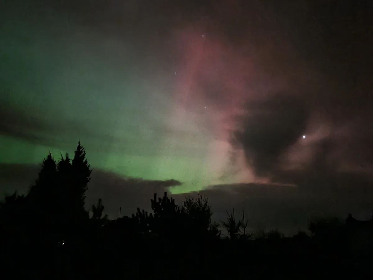 Za nami niesamowita noc. Na niebie można było zobaczyć kolorowy spektakl. W wielu miejscach Polski widoczna była zorza polarna. Na Gorącą Linię RMF FM dostaliśmy zdjęcia zrobione przez słuchaczy. 