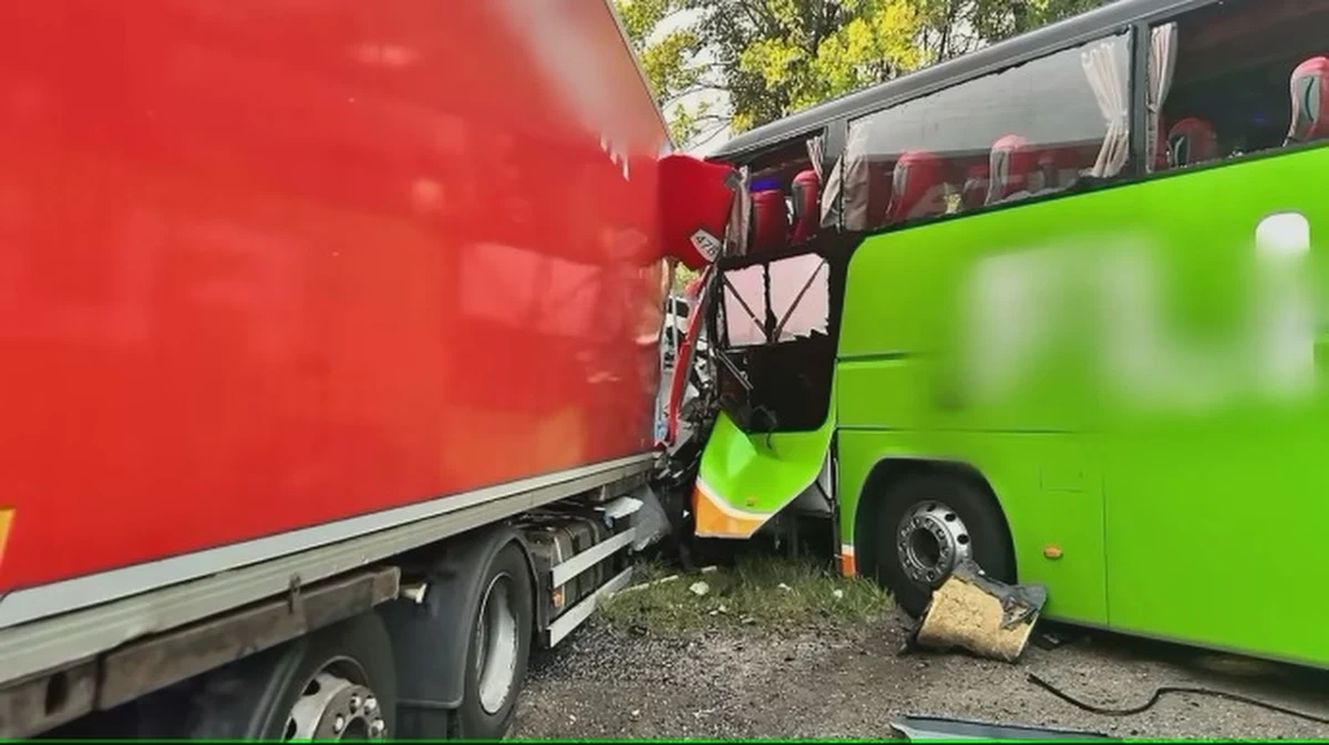 Trzy osoby zginęły, 35 zostało rannych w wypadku z udziałem autokaru relacji Warszawa - Odessa pod Lwowem - poinformował szef władz obwodu lwowskiego Maksym Kozycki.
