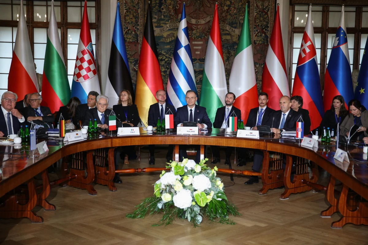 W Zamku Królewskim na Wawelu obradują dziś prezydenci krajów Unii Europejskiej, tworzących grupę Arraiolos. Głównym tematem rozmów ma być perspektywa pogłębiania relacji transatlantyckich.