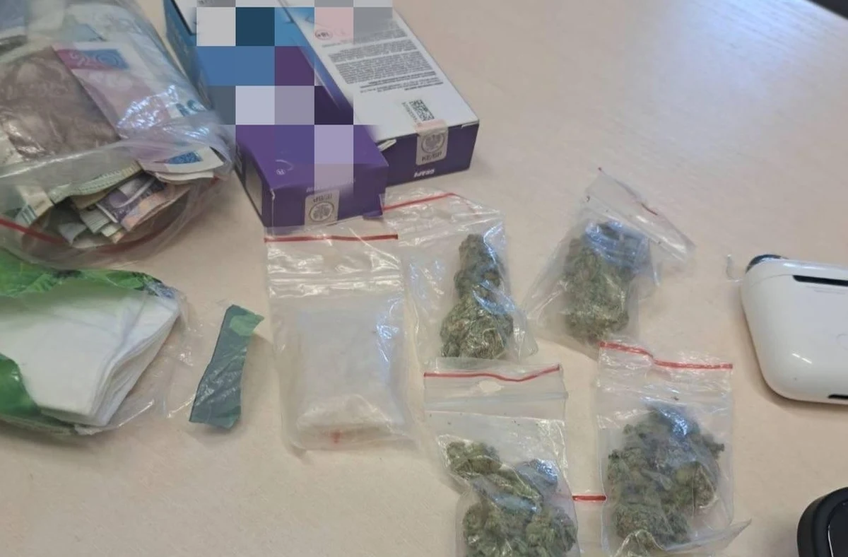 Kilka woreczków z marihuaną, amfetaminę oraz 10 tys. zł - to wszystko znaleźli przy 14-latku policjanci z jelczańskiej patrolówki. Chłopak uciekł z placówki opiekuńczo-wychowawczej. "Został osadzony w Policyjnej Izbie Dziecka, a wkrótce zajmie się nim sąd rodzinny" - poinformowali mundurowi w piątek.