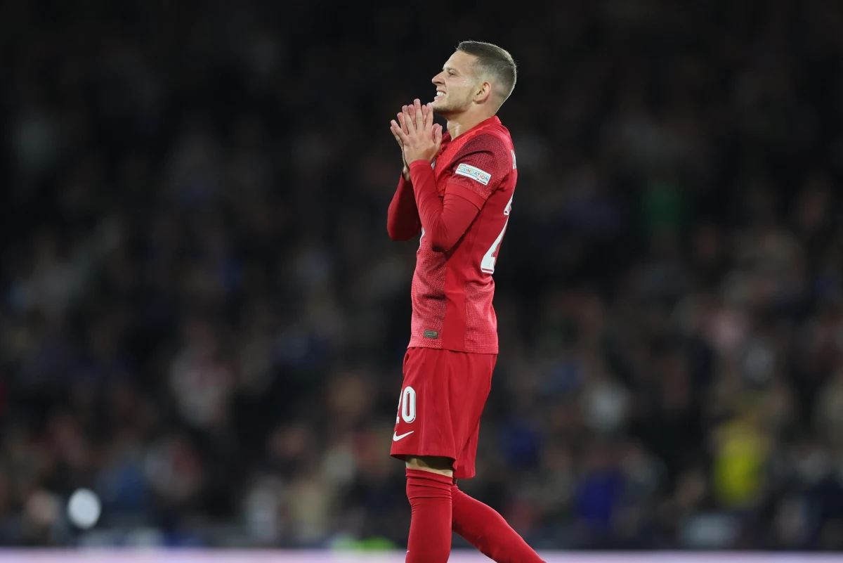 Występ Sebastiana Szymańskiego w sobotnim meczu Ligi Narodów z Portugalią w Warszawie stoi pod znakiem zapytania. "Dwa dni nie trenował. Dopiero po treningu podejmiemy decyzję w jego sprawie” – poinformował na konferencji prasowej selekcjoner naszej kadry Michał Probierz. 