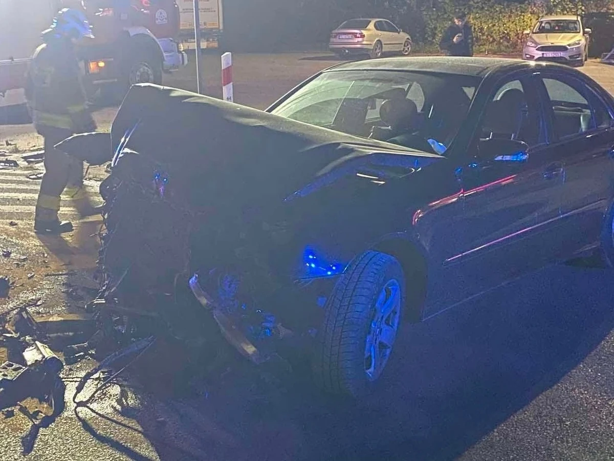 Dwie osoby zginęły, a trzy zostały ranne w wypadku w Śladkowie Małym (woj, świętokrzyskie) na drodze krajowej nr 73. Zderzyły się tam dwa auta osobowe i bus. 62-letni kierowca, podejrzewany o spowodowanie wypadku, został zatrzymany. Miał prawie 1,5 promila alkoholu w organizmie. 