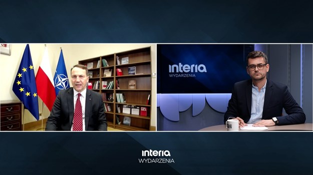 Spór na linii prezydent Andrzej Duda – minister spraw zagranicznych Radosław Sikorski - wchodzi w kolejną fazę, bo obie strony nie potrafią porozumieć się w sprawie nominacji ambasadorskich. 

- Dogadaliśmy się jeszcze w grudniu. Pan prezydent prosił, by jego byli współpracownicy z Pałacu Prezydenckiego - minister Krzysztof Szczerski, minister Jakub Kumoch i jeszcze kilku - mogli dokończyć swoje kadencje. W ważnych miejscach, bo to Nowy Jork, Chiny, Bukareszt. Naturalnie tę sugestię przyjąłem i do dzisiaj ją szanuję. W zamian pan prezydent miał zrobić to, co do niego należy, czyli zawodowym dyplomatom podpisywać nominacje. A pan prezydent nie podpisuje – mówi Interii Sikorski. 

Szef polskiej dyplomacji odpowiada też na słowa byłego ambasadora na Ukrainie Jarosława Guzego, który w Kanale Zero mówił o szykanach ze strony MSZ. – Może mu grozić dyscyplinarka – stwierdził Sikorski.

Łukasz Szpyrka pytał również ministra Sikorskiego o słowa generała Wiesława Kukuły, dotyczące Polski i wojny. Szef Sztabu Generalnego Wojska Polskiego mówił ostatnio, że „wszystko wskazuje na to, że jesteśmy tym pokoleniem, które stanie z bronią w ręku w obronie naszego państwa. I nie zamierzam ani ja, ani myślę żaden z was, przegrać tej wojny. Wygramy ją, wrócimy i będziemy nadal budować Polskę, ale coś się musi wydarzyć. Musimy zbudować siły zbrojne przygotowane do tego typu działań".