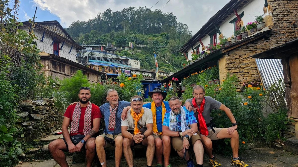 Po dużych przejściach z odzyskaniem Jelcza w porcie w Bombaju, po długiej i niebezpiecznej podróży przez Indie, łącznie z kilkoma kolizjami, uczestnicy wyprawy wreszcie dotarli do Nepalu. 