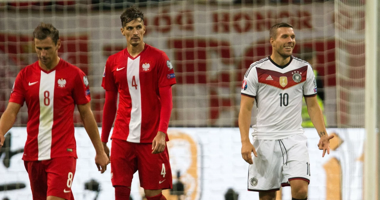 Lukas Podolski (z prawej) w meczu z reprezentacją Polski w 2015 roku. Obok Grzegorz Krychowiak i Łukasz Szukała