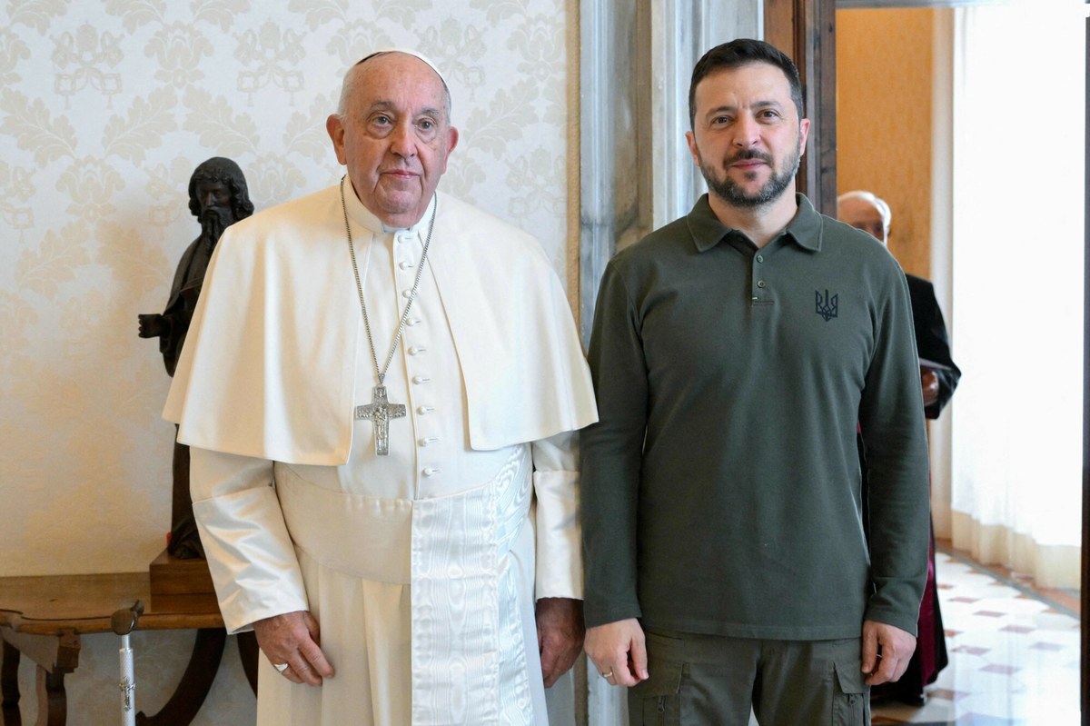 Prezydent Ukrainy Wołodymyr Zełenski złożył wizytę papieżowi Franciszkowi. Prezydent i głowa Kościoła katolickiego rozmawiali ponad pół godziny. Do Watykanu Zełenski przybył w tradycyjnym ubraniu, jakie nosi od początku rosyjskiej agresji.