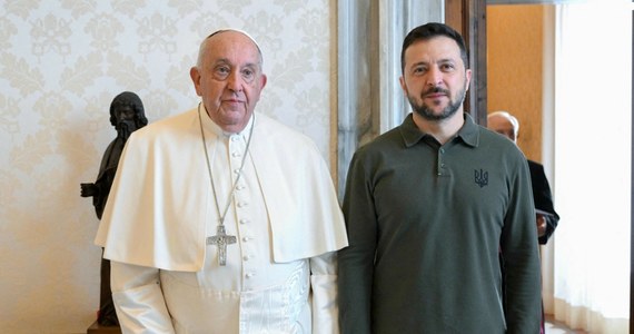 Prezydent Ukrainy Wołodymyr Zełenski złożył wizytę papieżowi Franciszkowi. Prezydent i głowa Kościoła katolickiego rozmawiali ponad pół godziny. Do Watykanu Zełenski przybył w tradycyjnym ubraniu, jakie nosi od początku rosyjskiej agresji.