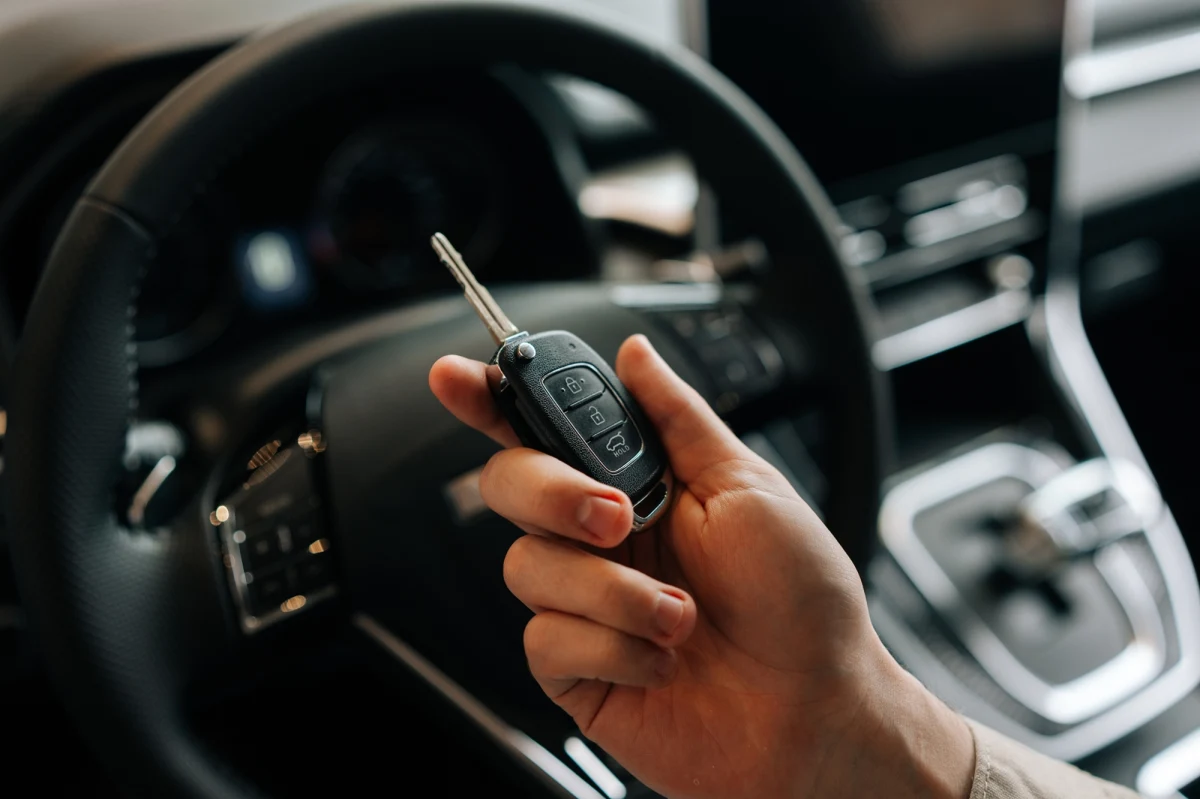 Ministerstwo Infrastruktury chce wprowadzić przepis, zgodnie z którym kierowca, który będzie prowadził pojazd mimo zatrzymanych uprawnień, straci prawo jazdy na stałe. Zapowiedziano też zmianę przepisów dotyczących młodych kierowców. "Przez pierwsze dwa lata od zdobycia prawa jazdy nie będzie żadnej tolerancji dla kierujących pod wpływem alkoholu" - podkreślił minister infrastruktury Dariusz Klimczak. Dodał, że resort pracuje nad wprowadzeniem do porządku prawnego nowego rodzaju przestępstwa - zabójstwa drogowego.