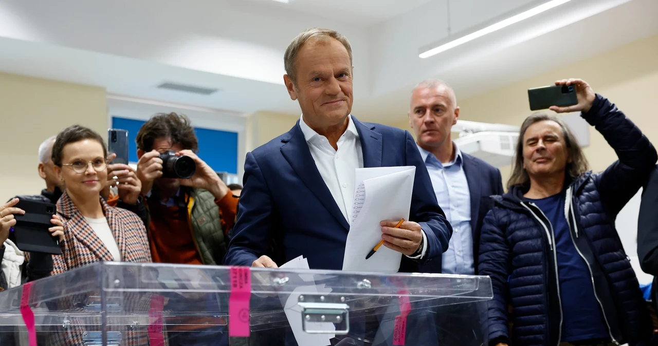 Donald Tusk przy urnie podczas wyborów parlamentarnych w 2023 roku