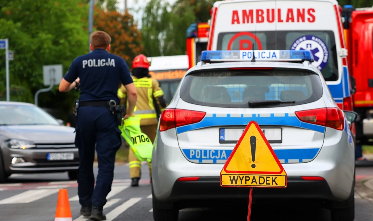 Tomasz U. usłyszał dwa zarzuty. 31-latek w środę potrącił mężczyznę na rondzie Tybetu w Warszawie i uciekł z miejsca wypadku. Prowadził pojazd mimo sądowego zakazu. Jak się okazało, to właśnie Tomasz U. 25 czerwca 2020 roku spowodował w stolicy tragiczny wypadek na moście Grota-Roweckiego. Sąd zdecydował o aresztowaniu mężczyzny na trzy miesiące.