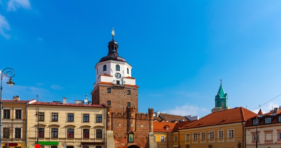 W Lublinie zaczęły się przygotowania do montażu zegarów, które w środowy poranek powrócą na Bramę Krakowską. W jej wnętrzach ekipy budowlane szykują wnęki, w których zamontowane będą nowe tarcze. Nowy będzie też mechanizm.