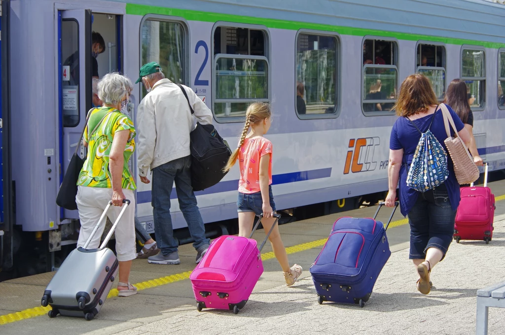 Część rodzin z dziećmi wybiera transport zbiorowy. Samochód im niepotrzebny