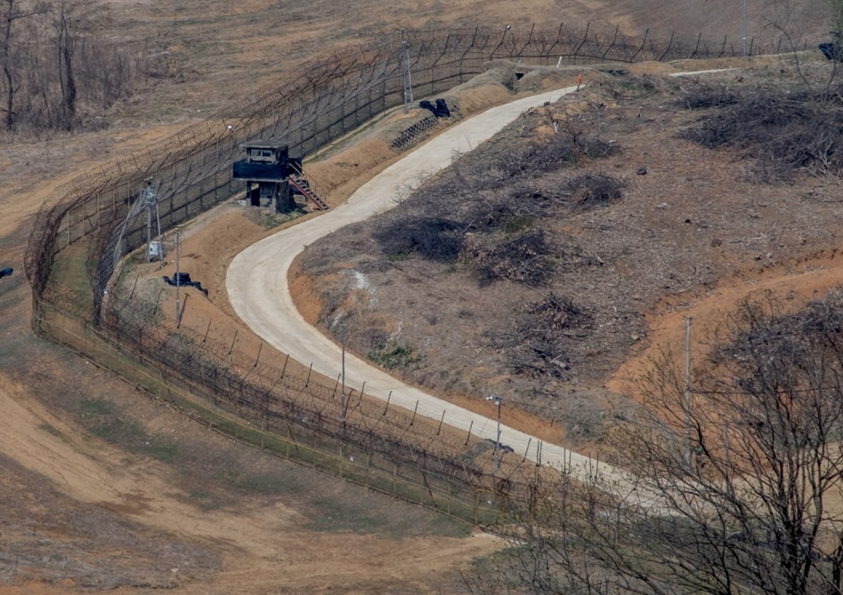 "Napięcia na Półwyspie Koreańskim są, one są taką sinusoidą. Jest czasami lepiej, jest czasami gorzej. Teraz jest bardzo źle, natomiast to nie jest 'bardzo źle' pomiędzy Koreą Południową a Północą. Jest bardzo źle pomiędzy Koreą Północną a Stanami Zjednoczonymi" - mówił w rozmowie z Krzysztofem Urbaniakiem w Radiu RMF24 prof. Marcin Jacoby, sinolog specjalizujący się w zagadnieniach polityczno-społecznych regionu Azji Wschodniej, kierownik Zakładu Studiów Azjatyckich SWPS. Jak zauważył, Korea Północna nie myśli już o zjednoczeniu całej Korei.