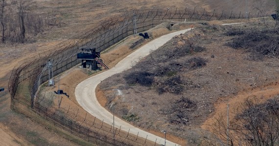 "Napięcia na Półwyspie Koreańskim są, one są taką sinusoidą. Jest czasami lepiej, jest czasami gorzej. Teraz jest bardzo źle, natomiast to nie jest 'bardzo źle' pomiędzy Koreą Południową a Północą. Jest bardzo źle pomiędzy Koreą Północną a Stanami Zjednoczonymi" - mówił w rozmowie z Krzysztofem Urbaniakiem w Radiu RMF24 prof. Marcin Jacoby, sinolog specjalizujący się w zagadnieniach polityczno-społecznych regionu Azji Wschodniej, kierownik Zakładu Studiów Azjatyckich SWPS. Jak zauważył, Korea Północna nie myśli już o zjednoczeniu całej Korei.