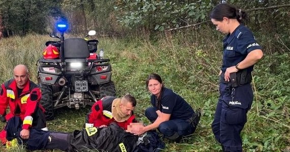 ​Po czterech dniach intensywnych poszukiwań udało się odnaleźć 76-latkę z gminy Iwaniska w Świętokrzyskiem. Kobietę, która wyszła na grzybobranie, służby znalazły w bagnistym terenie. Ostatecznie wycieńczona i wyziębiona trafiła pod opiekę lekarzy.