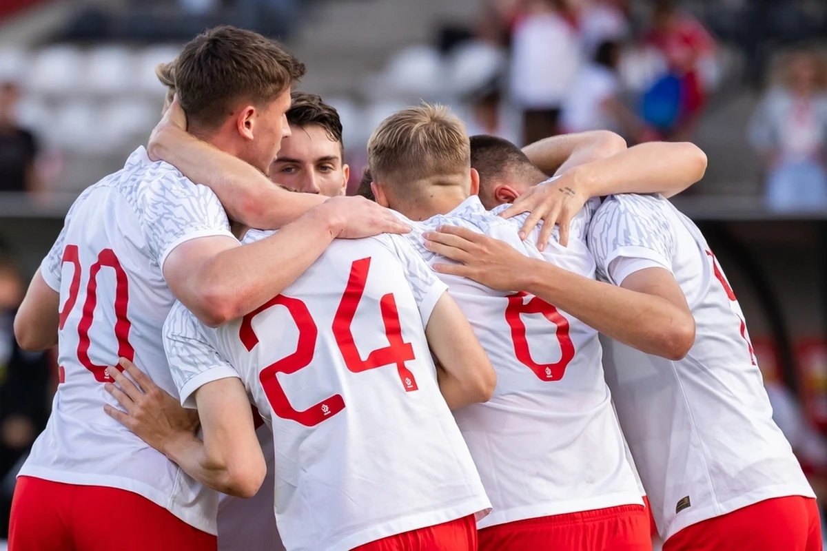 Piłkarska reprezentacja Polski do lat 21 wygrała w Prisztinie z Kosowem 4:0 (4:0) w eliminacjach mistrzostw Europy. Na kolejkę przed ich zakończeniem Biało-Czerwoni zajmują drugie miejsce w grupie D i są bliscy awansu.