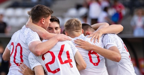 Piłkarska reprezentacja Polski do lat 21 wygrała w Prisztinie z Kosowem 4:0 (4:0) w eliminacjach mistrzostw Europy. Na kolejkę przed ich zakończeniem Biało-Czerwoni zajmują drugie miejsce w grupie D i są bliscy awansu.