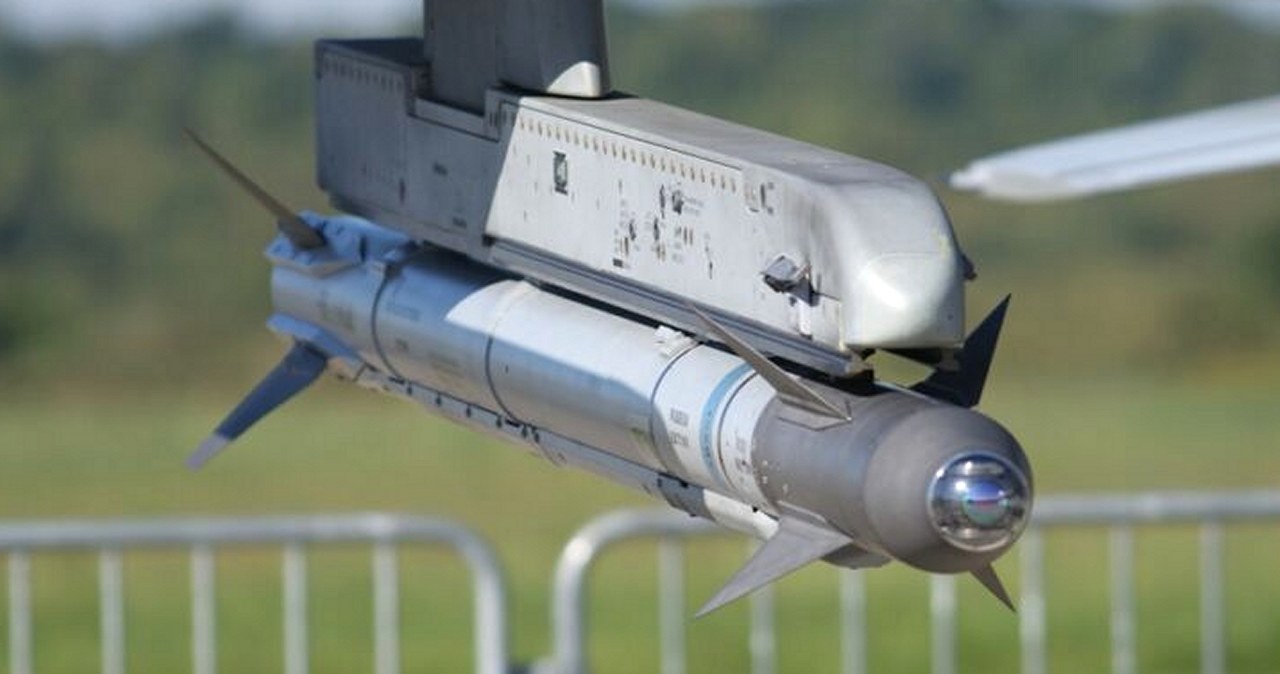 Siły Zbrojne Ukrainy w końcu doczekały się dostarczenia potężnych pocisków AIM-9X Sidewinder. Teraz armia będzie mogła skuteczniej neutralizować rosyjskie rakiety i drony za pomocą myśliwców F-16.