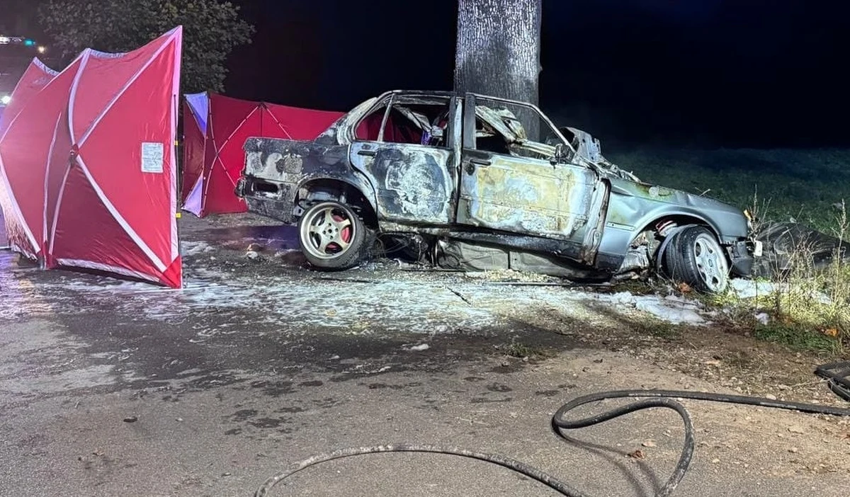 Dwie osoby zginęły w wyniku wypadku i pożaru samochodu osobowego w Zachodniopomorskiem. Do tragedii doszło koło Szczecinka.