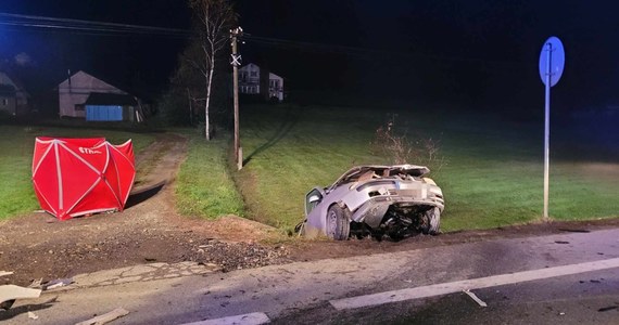 W sobotę rano na drodze krajowej nr 19 w miejscowości Baryczka (Podkarpackie) samochód ciężarowy  zderzył się z osobówką. w wypadku zginął 23-letni mężczyzna. Utrudnienia na drodze zakończyły się po godz. 11.