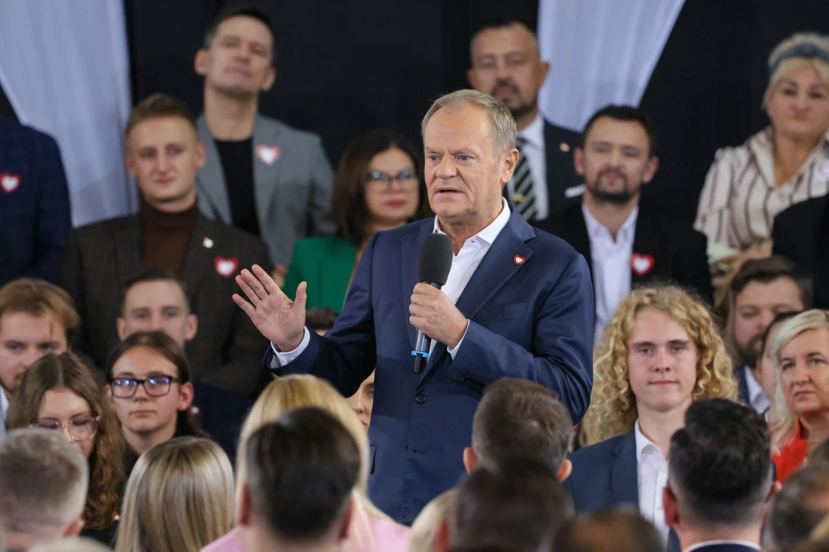 Premier Donald Tusk podczas sobotniej konwencji Koalicji Obywatelskiej w Warszawie mówił o nowej wieloletniej strategii migracyjnej Polski. Jej szczegóły ma przedstawić 15 października na posiedzeniu rządu. Będzie się nazywała "Odzyskać kontrolę, zapewnić bezpieczeństwo". "Państwo musi zyskać 100-proc. kontrolę nad tym, kto do Polski wjeżdża. Za czasów PiS nikt tego nie kontrolował. Fala nielegalnej imigracji zalała kraj. Zlikwidujemy te praktyki do zera" - mówił Tusk. Zapowiedział m.in. czasowe terytorialne zawieszenie prawa do azylu.