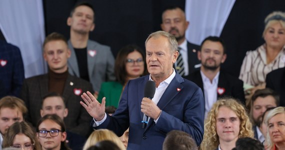 Premier Donald Tusk podczas sobotniej konwencji Koalicji Obywatelskiej w Warszawie mówił o nowej wieloletniej strategii migracyjnej Polski. Jej szczegóły ma przedstawić 15 października na posiedzeniu rządu. Będzie się nazywała "Odzyskać kontrolę, zapewnić bezpieczeństwo". "Państwo musi zyskać 100-proc. kontrolę nad tym, kto do Polski wjeżdża. Za czasów PiS nikt tego nie kontrolował. Fala nielegalnej imigracji zalała kraj. Zlikwidujemy te praktyki do zera" - mówił Tusk. Zapowiedział m.in. czasowe terytorialne zawieszenie prawa do azylu.