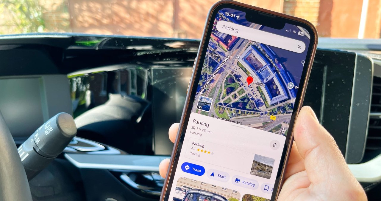 Google Maps pomaga przy parkowaniu. Te cztery funkcje warto znać