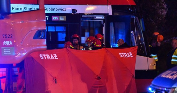 "Podjęłam decyzję o przeprowadzeniu audytu wszystkich pętli tramwajowych oraz nieoznakowanych miejsc przejścia przez tory" - zapowiedziała prezydent Gdańska Aleksandra Dulkiewicz. Decyzja została podjęta po wczorajszym tragicznym wypadku na pętli Łostowice-Świętokrzyska. 5-letnie dziecko nie żyje, kobieta została ranna.