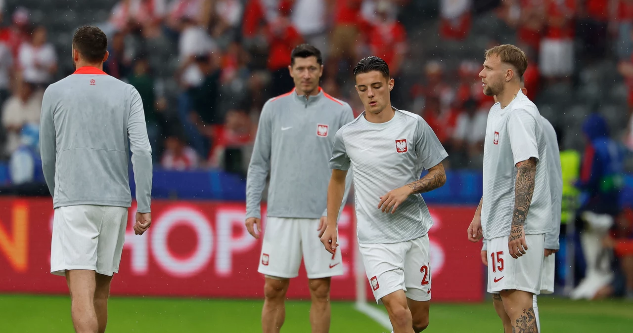 Kacper Urbański (przy piłce), obok Tymoteusz Puchacz, z tyłu Robert Lewandowski