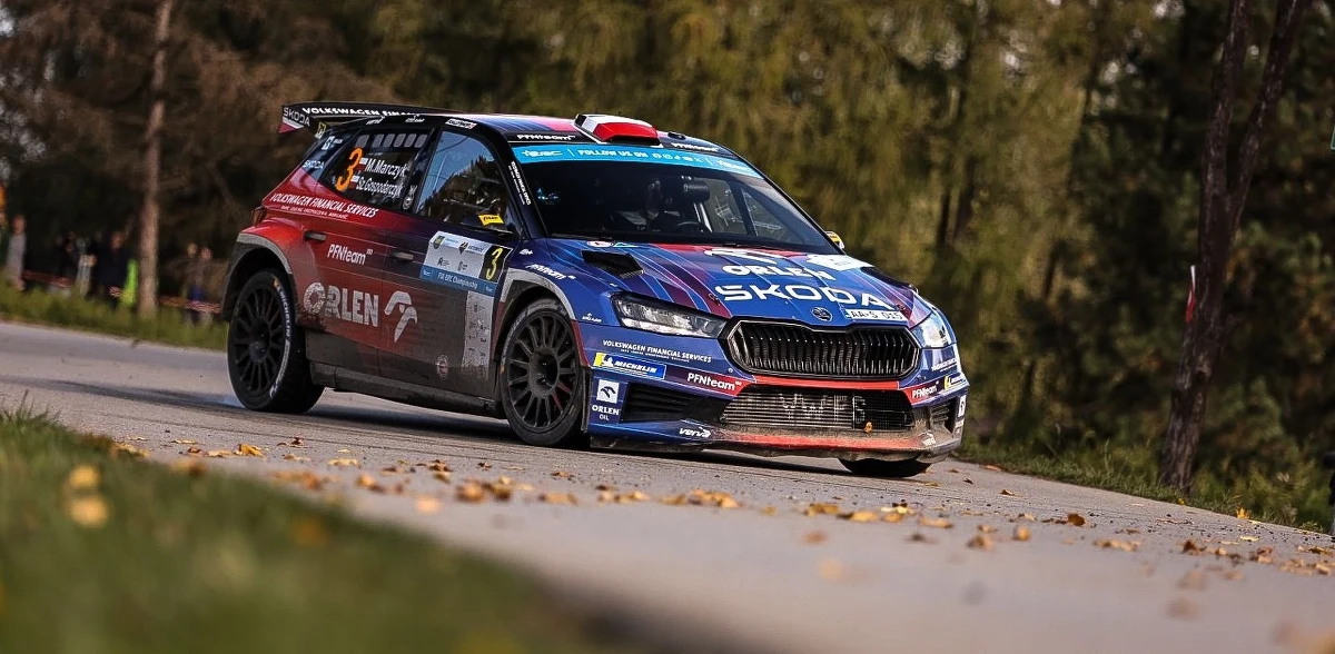 Po ośmiu odcinkach specjalnych - jednym w piątek i siedmiu w sobotę - na prowadzeniu Rajdu Śląska jest Nowozelandczyk Hayden Paddon. Lider mistrzostw Europy na śląskich trasach radzi sobie bardzo dobrze, bo wygrał w sobotę aż pięć oesów. Czwarty w klasyfikacji generalnej rajdu jest Miko Marczyk.