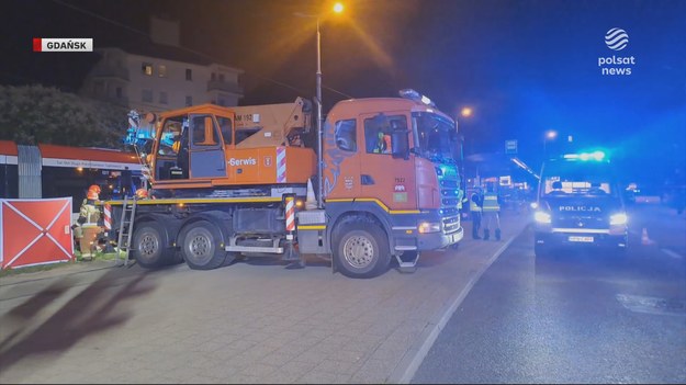 Dramat na pętli tramwajowej w Gdańsku. Tramwaj potrącił matkę z dzieckiem. Oboje mieli wtargnąć na przejście i nie reagować na sygnały motorniczego. Pięcioletni chłopiec nie przeżył tego wypadku, czterdziestosiedmiolatka trafiła do szpitala. Materiał dla "Wydarzeń" przygotował Michał Tokarczyk.