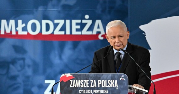 W mazowieckiej Przysusze trwa kongres Prawa i Sprawiedliwości. "Została zaatakowana nasza demokracja, zostały zaatakowane wszelkie reguły naszej praworządności" - mówił prezes PiS Jarosław Kaczyński podczas inauguracyjnego przemówienia. Wskazał, w jaki sposób partia może wygrać nadchodzące wybory prezydenckie. "Będziemy musieli, tak jak w 2015 r., gryźć trawę, walczyć w każdym miejscu, w każdym powiecie" - powiedział. Podczas kongresu ogłoszono połączenie Prawa i Sprawiedliwości z Suwerenną Polską.