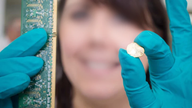 Chińczycy odzyskują 98 proc. złota ze starych telefonów. Tanio i w 20 minut 