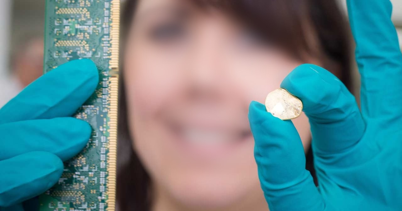 Chińczycy odzyskują 98 proc. złota ze starych telefonów. Tanio i w 20 minut