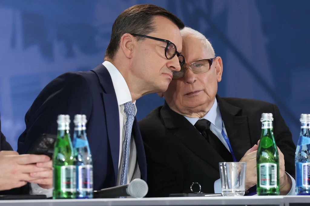 Wiceprezes PiS-u Mateusz Morawiecki i prezes tej formacji Jarosław Kaczyński podczas kongresu PiS-u w Przysusze