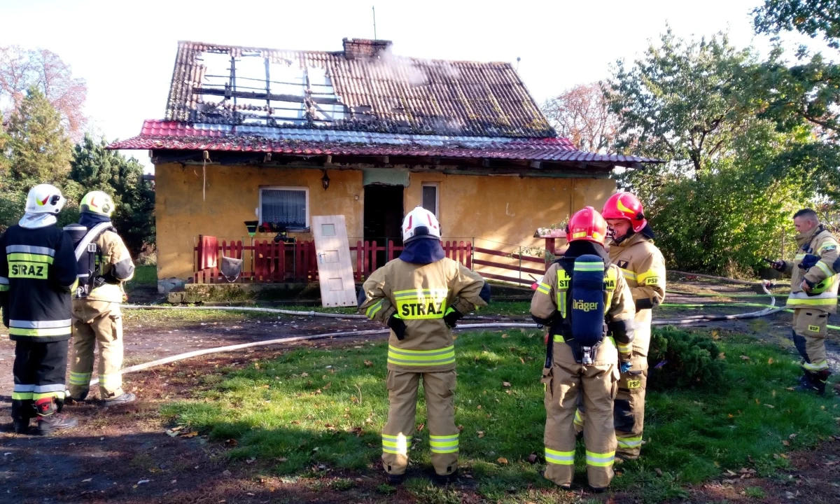 Kilkudziesięciu strażaków walczyło z pożarem domu w Bągarcie (woj. kujawsko-pomorskie). Nikomu nic się nie stało; dwie osoby opuściły budynek przed przybyciem służb.