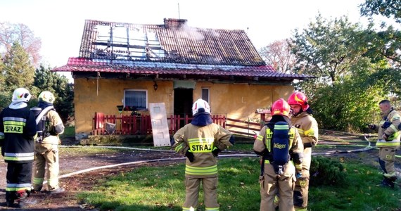 Kilkudziesięciu strażaków walczyło z pożarem domu w Bągarcie (woj. kujawsko-pomorskie). Nikomu nic się nie stało; dwie osoby opuściły budynek przed przybyciem służb.