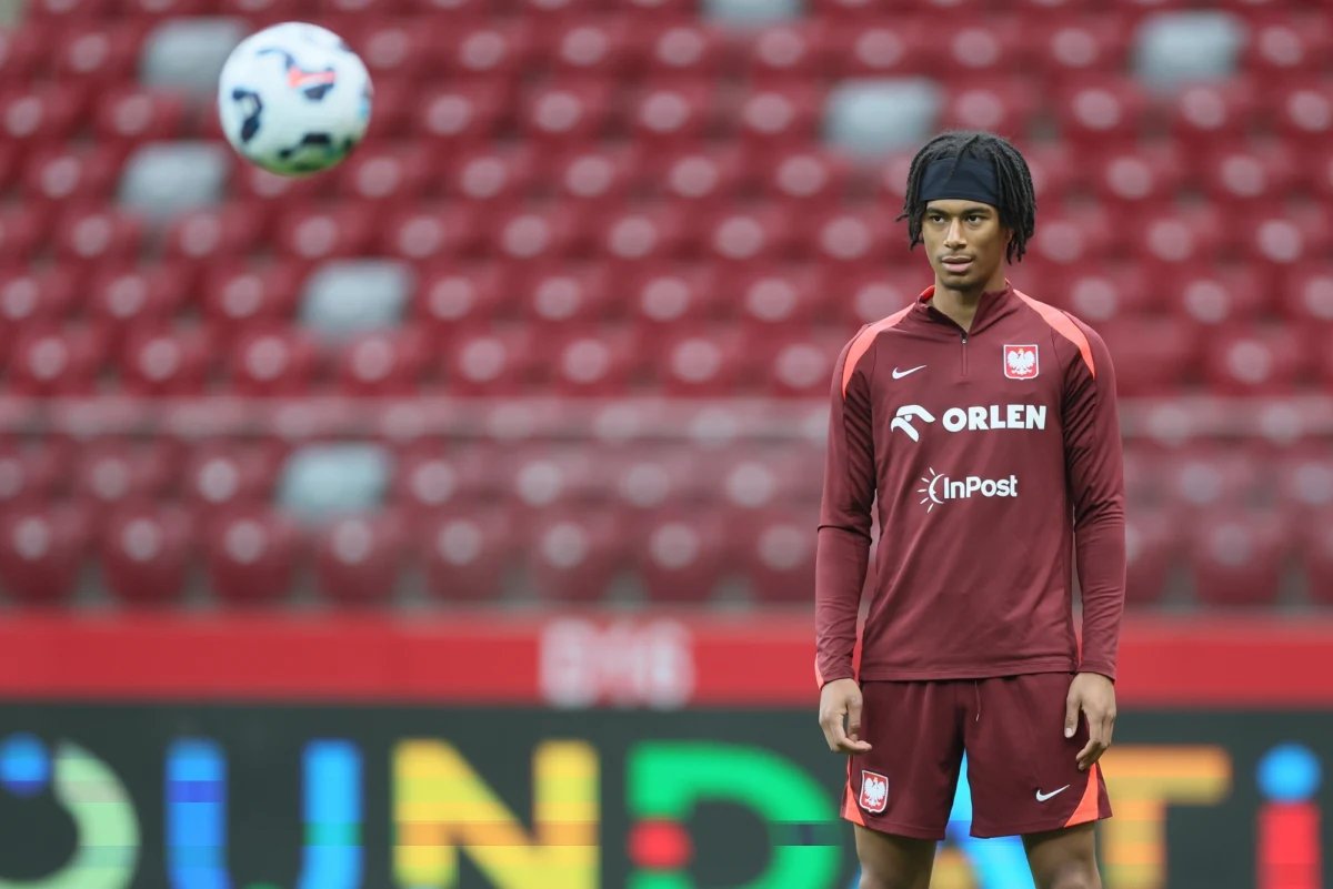 Selekcjoner piłkarskiej reprezentacji Polski Michał Probierz ogłosił skład Biało-Czerwonych na dzisiejszy mecz z Portugalią w Lidze Narodów. W wyjściowej jedenastce znalazło się miejsce m.in. dla debiutującego w seniorskiej kadrze Maxiego Oyedele. Początek spotkania na PGE Narodowym o godz. 20:45.