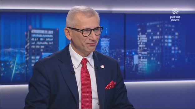 Prowadzący Dariusz Ociepa zapytał senatora KO o połączenie Suwerennej Polski z PiS-em i powołanie nowego kierownictwa partii. 

- Myślę, że świat, Polska i Europa wstrzymały oddech. Powołanie pana Wójcika i pana Jakiego do składu władz Prawa i Sprawiedliwości powoduje, że scena polityczna zmieniła się nie tylko na naszym kontynencie - skomentował ironicznie Kwiatkowski.