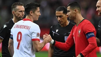 Wspaniały gest na początku meczu. Robert Lewandowski trzymał ich za ręce