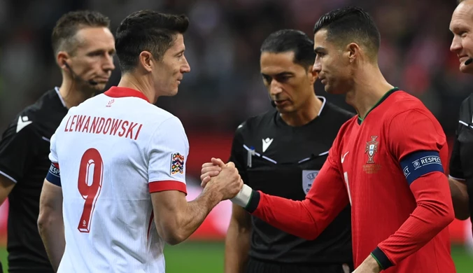 Wspaniały gest na początku meczu. Robert Lewandowski trzymał ich za ręce