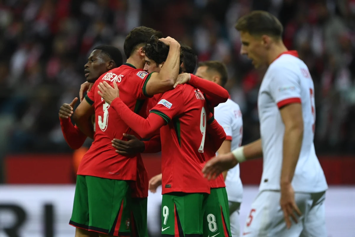 Mimo ambitnej i momentami odważnej gry, piłkarze reprezentacji Polski przegrali w Lidze Narodów z Portugalią 1:3. Kontaktowy gol Piotra Zielińskiego tylko zmniejszył rozmiary porażki, bo podopieczni Roberto Martineza byli na PGE Narodowym w Warszawie zespołem zdecydowanie lepszym. Kolejne spotkanie Biało-Czerwoni rozegrają we wtorek z Chorwacją.