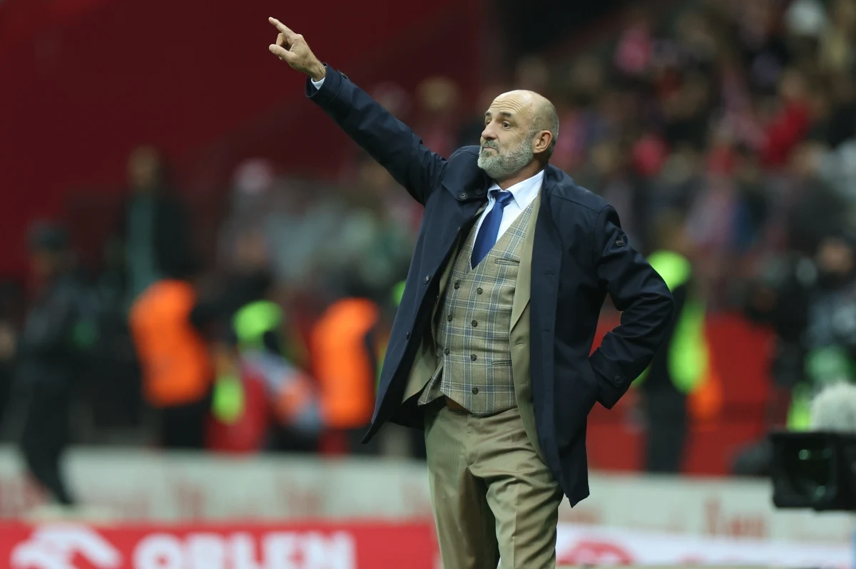 "To kolejna lekcja poglądowa, kolejny krok do budowania zespołu" - tak o zakończonym porażką 1:3 meczu z Portugalią w Lidze Narodów mówił trener piłkarskiej reprezentacji Polski Michał Probierz. "Widać było zaangażowanie, ale byliśmy za mało agresywni. Portugalczycy potrafią grać piłką i z piłką, co dobitnie pokazali" - dodał.