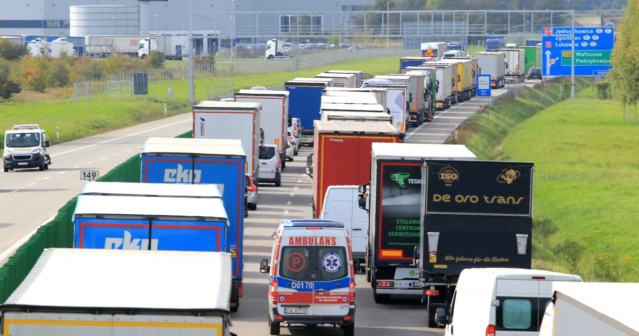 Zrobili korytarz życia i stracili prawo jazdy. Co poszło nie tak?