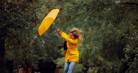 Instytut Meteorologii i Gospodarki Wodnej wydał na niedzielę i poniedziałek ostrzeżenia I i II stopnia przed silnym wiatrem. Dotyczą przeważającej części kraju. SMS-y z alertem RCB otrzymali mieszkańcy woj. pomorskiego i zachodnio-pomorskiego. Wiatr w porywach osiągnie tam prędkość 95 km/h.