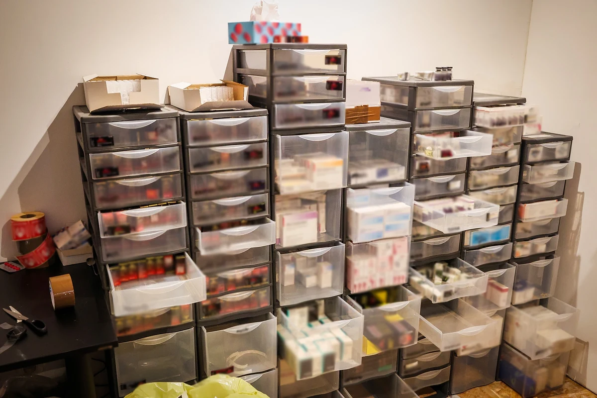 Służby rozbiły grupę przestępczą, która zajmowała się produkcją podrabianych leków i wprowadzaniem ich do obrotu. Zatrzymano 11 osób. W akcji uczestniczyło blisko stu funkcjonariuszy policji oraz przedstawiciele Polskiej Agencji Antydopingowej.