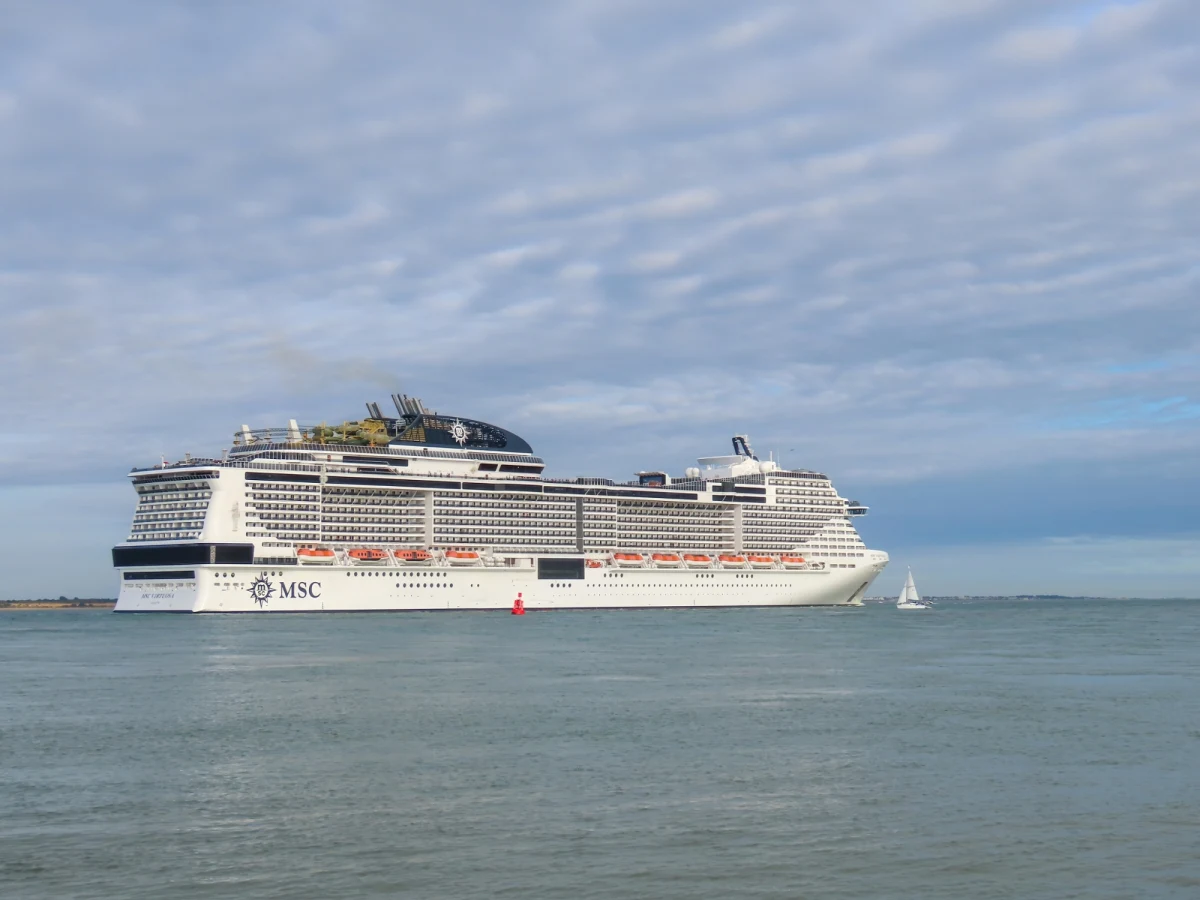 Do tragedii doszło na kanale La Manche na statku wycieczkowym MSC Virtuosa płynącym z Portugalii do Southampton w Wielkiej Brytanii. Zwłoki młodej kobiety zostały wyłowione z morza przez śmigłowiec ratowniczy.

