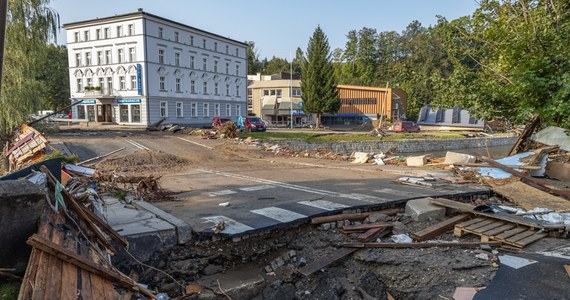 Urząd wojewódzki we Wrocławiu oszacował na co najmniej 5 mld zł straty powstałe w wyniku wrześniowej powodzi na Dolnym Śląsku. Uszkodzonych zostało ponad 5 tys. budynków mieszkalnych, a miesiąc po powodzi ponad 890 osób nadal nie może wrócić do swoich domów.