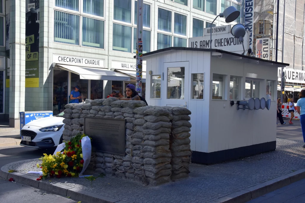 Checkpoint Charlie - dawne przejście graniczne, w okresie zimnej wojny miedzy Berlinem Zachodnim a NRD