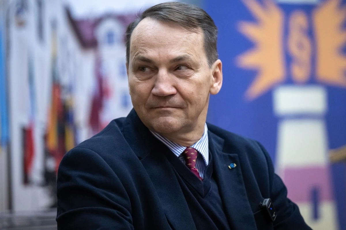 "My tę decyzję (o wyborze kandydata na prezydenta Polski - przyp. red.) podejmiemy - tak myślę - dopiero wtedy gdy opozycja zdecyduje, kto będzie jej kandydatem" - powiedział w Toruniu minister spraw zagranicznych Radosław Sikorski. Polityk dodał, że nie chce spekulować, kto będzie kandydatem PiS i dodał: "wygramy z każdym z nich". Szef MSZ mówił również m.in. o rzezi wołyńskiej i komentował sobotnią zapowiedź premiera Donalda Tuska ws. czasowego zawieszenia prawa do azylu.